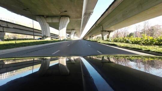 汽车行驶在高架桥下地面道路