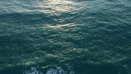俯拍波光粼粼的海面