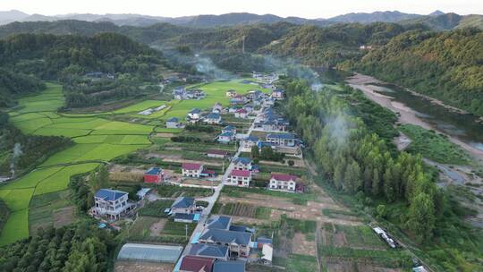 金秋美丽乡村田园金黄稻田