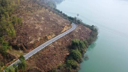 航拍汽车行驶在山路间