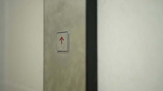 按电梯按钮 电梯门打开 向上的电梯按钮