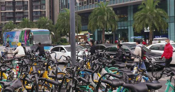 城市街头人群过马路共享单车