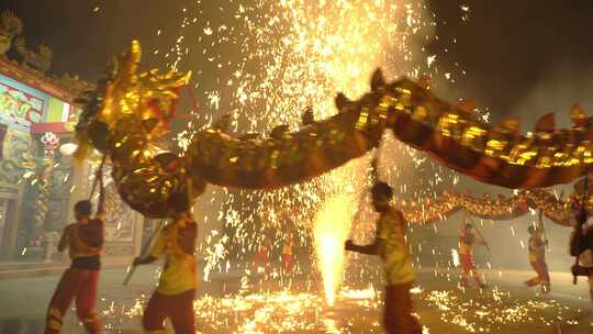 节日庆典舞龙表演火光火焰传统习俗2！