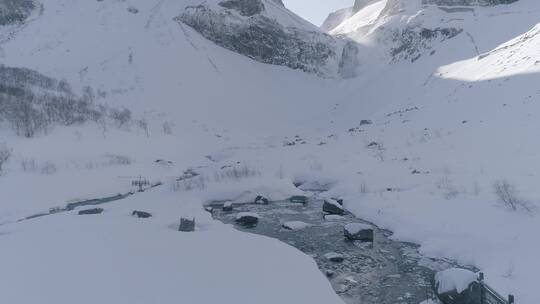 唯美大气震撼冬季长白山瀑布雪景航拍