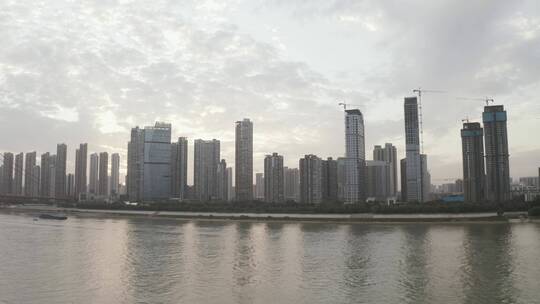 武汉鹦鹉洲长江大桥江边城市航拍老素材