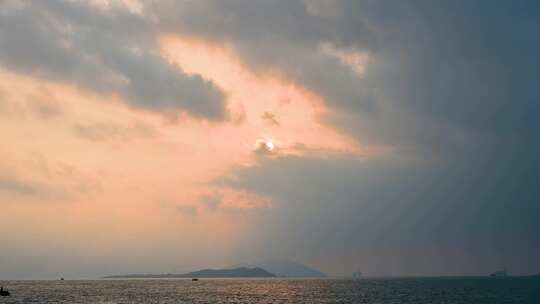 早晨海岛海上日出丁达尔与渔船