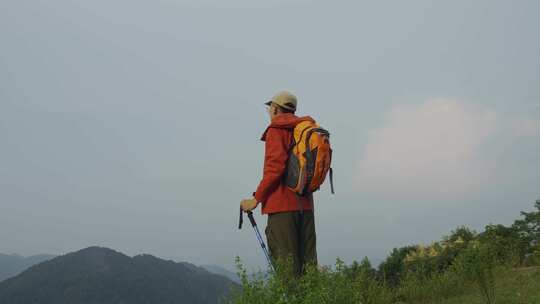 男子户外登山远眺风景