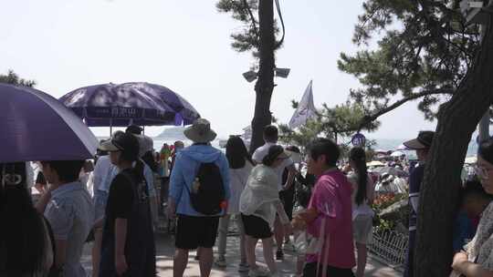 青岛栈桥拥挤的游客