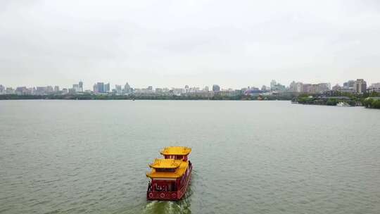 航拍阴天杭州西湖游船视频素材模板下载