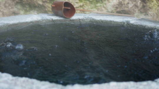 腾冲热海景区沸腾的怀胎井温泉视频素材模板下载