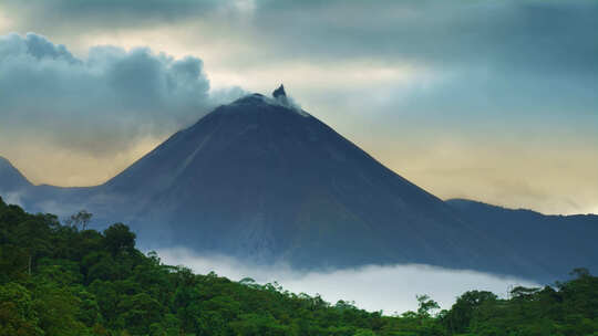 高山森林火山喷发