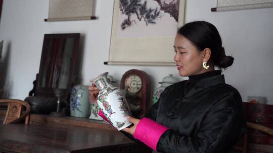 中式胡同四合院女人欣赏花瓶视频素材模板下载