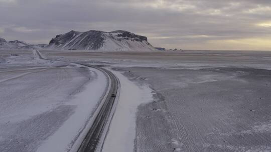 4K冰岛雪山雪地北极圈公路汽车航拍