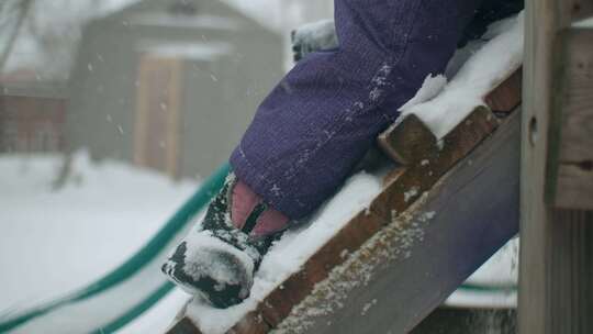 小孩在雪地里爬