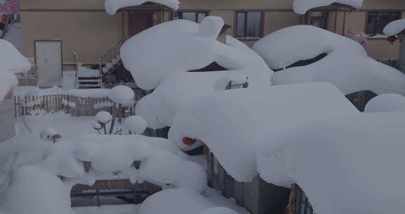 积雪深厚的雪乡特色小屋屋顶景象