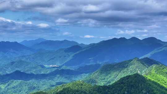 山峦起伏的自然风光