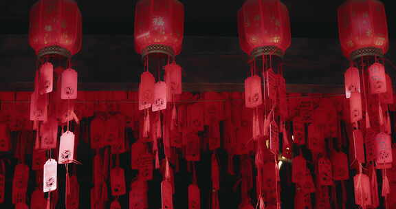 悬挂的红色灯笼