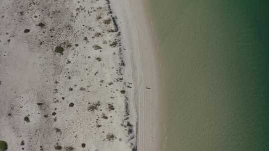 特罗亚海的热带沙滩，波浪，旅行目的地，自然背景。空中俯视图
