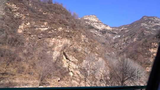 公路旁山村与山林景致