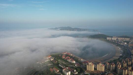 航拍威海市环翠区半月湾刘公岛附近的平流雾