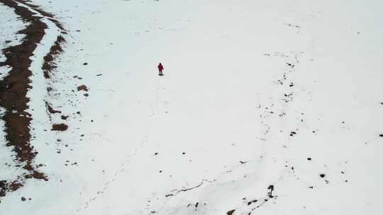 青海拉脊山雪景红衣男子航拍视频 (2)