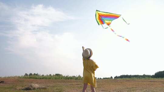 4k-阳光明媚的日子里小女孩在田野里放风筝