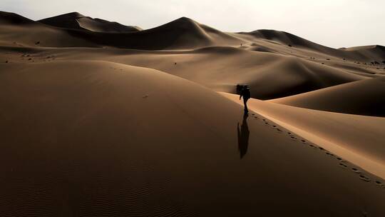 沙漠人行走航拍