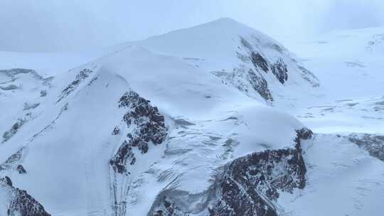 新疆雪山