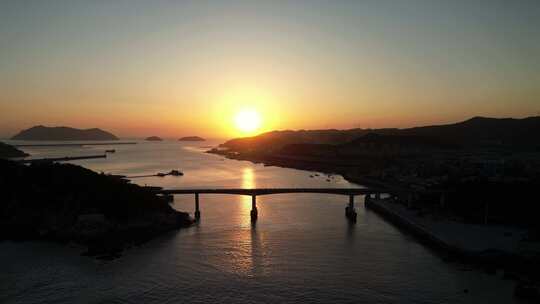 日落时分跨海大桥与海面景观