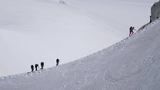 攀登雪山的人群