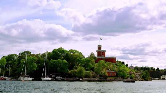 瑞典斯德哥尔摩河畔白帆船与沿岸建筑景观