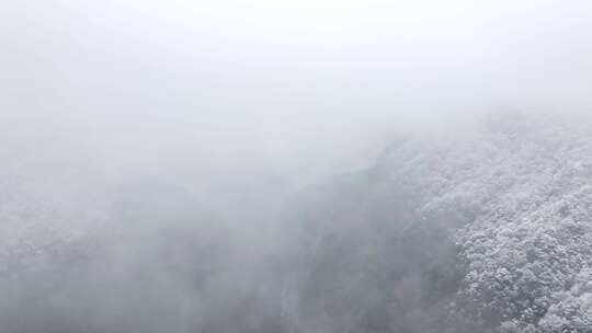 山间雪景雾霭弥漫景象 浙西大峡谷