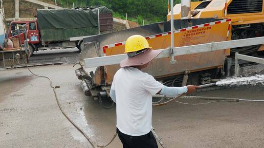 洒水车视频高速公路建设施工路面洒水保湿