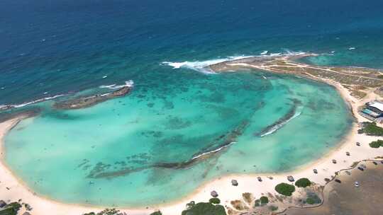 阿鲁巴岛惊人的婴儿海滩和阿鲁巴岛的海岸加勒比白色海滩与蓝色海洋热带海滩
