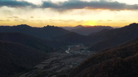 东北秋季山林公路日落美丽景色航拍风光