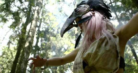 疯狂野蛮的女女巫白天在森林里移动，戴着面具看她的脸