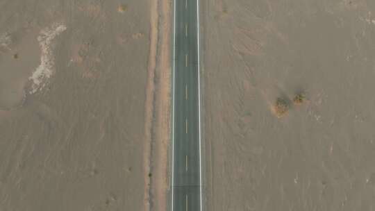 4K航拍新疆戈壁道路空镜