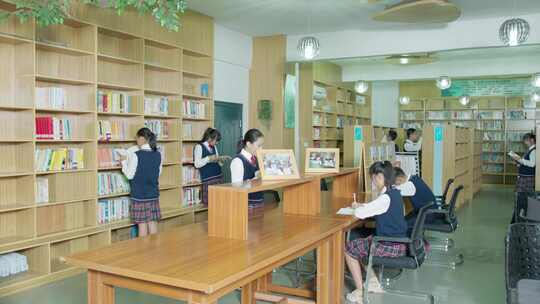 一群学生在图书馆看书