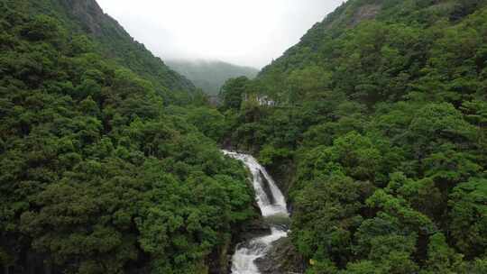 广东“东莞第一瀑”黄茅田瀑布雨后水量充沛