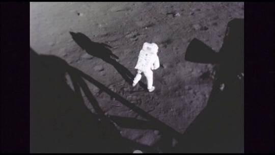 宇航员采集月球表面样本