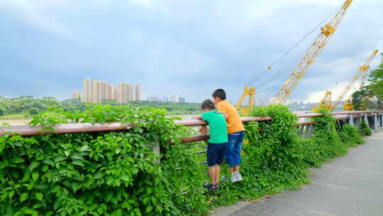 两个小孩在江边爬栏杆看风景视频素材模板下载