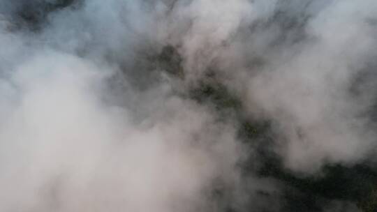 航拍威海里口山山顶的平流雾和白云朵朵4K