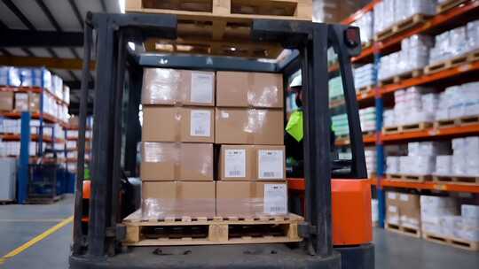 仓库叉车搬运货物