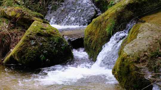 溪流流过岩石
