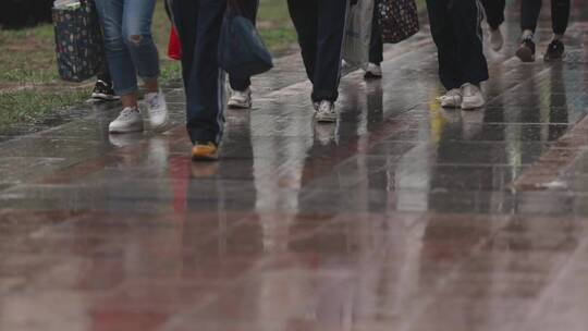 雨天脚步 学生脚步 学生步伐学生上学视频素材模板下载