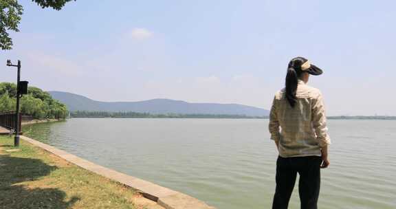 年轻女人在湖边看风景