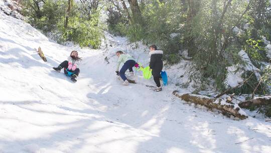 冬季峨眉山小朋友开心玩雪户外滑雪刺激快乐
