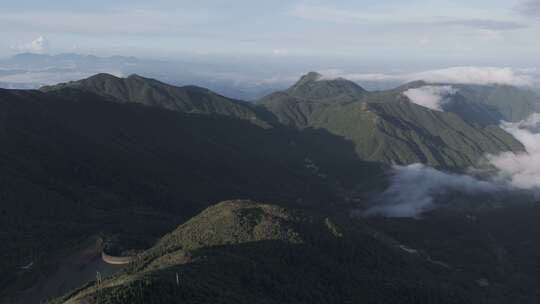 信宜大田顶日出航拍，高山云海，高山公路