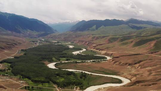 中国新疆伊犁阔克苏大峡谷河谷风景