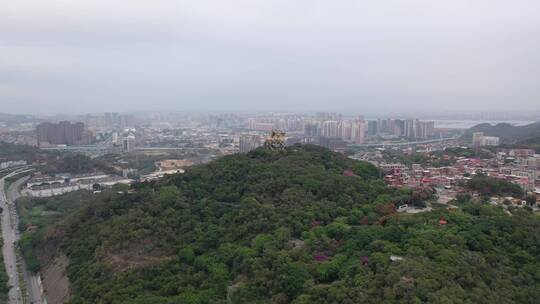 泉州郑成功雕像航拍丰泽区大坪山看市区阴天